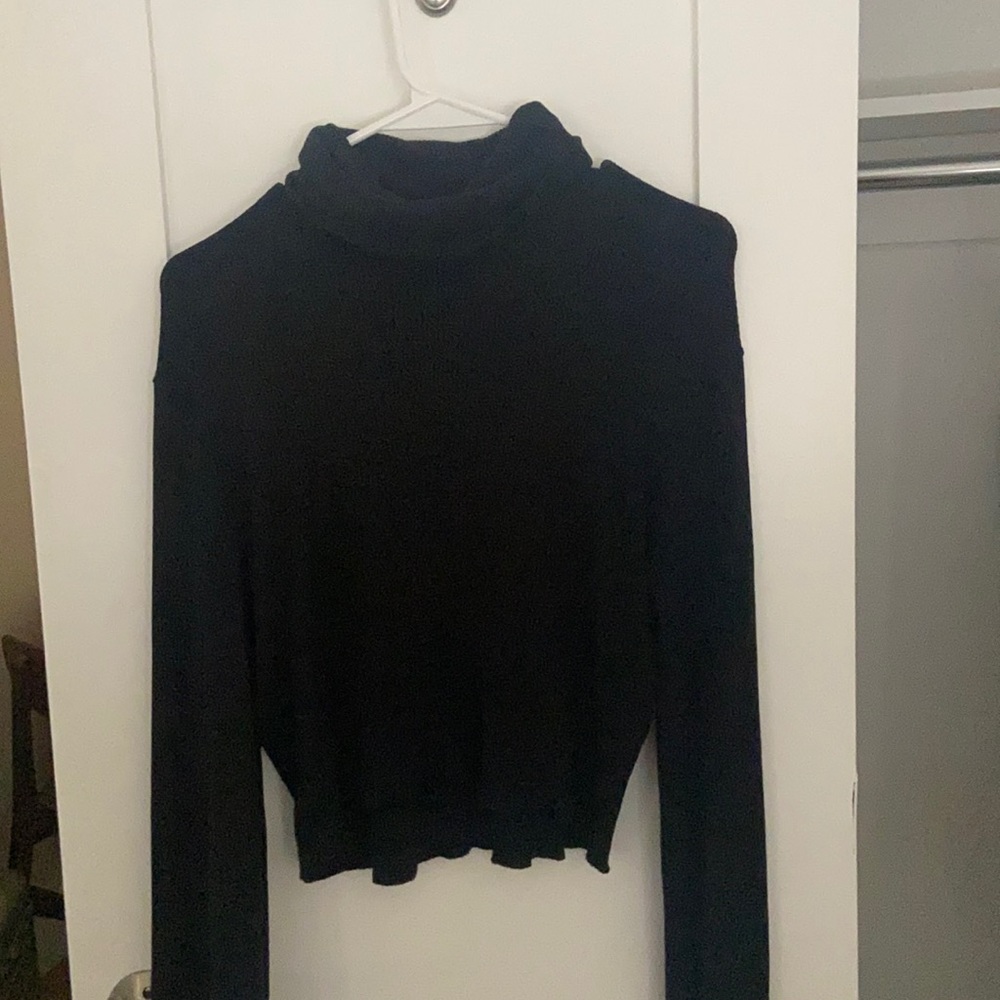 Aritzia turtle neck stretchy and loose on body